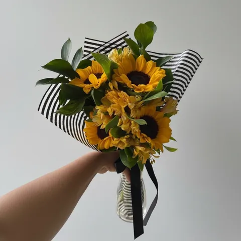 Girassóis com Astromelias, buquês de flores com entrega em Aracaju