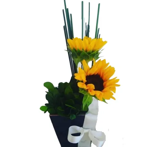Arranjo de Girassóis com Cachepot, buquês de flores com entrega em Aracaju